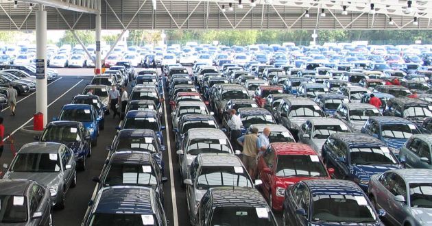 Vehicle auction lane with cars staged for wholesale sale